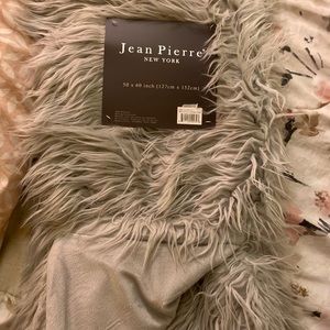 Jean Pierre new unused grey soft rug